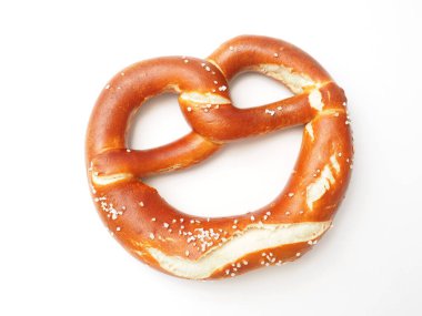 Beyaz arka planda Lezzetli Bavyera krakeri geleneksel Alman yemeği, Ekim Festivali konsepti