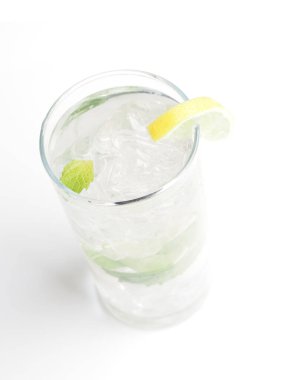 Mojito kokteyli ya da beyaz arka planda aşılanmış su, soğuk içecekler.