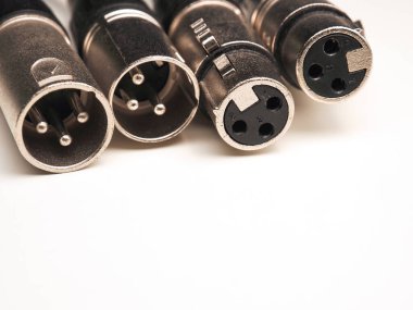 Profesyonel ses ekipmanları, beyaz arkaplanda xlr bağlantı, beyaz üzerinde mikrofon kablosu, metin için boşluk