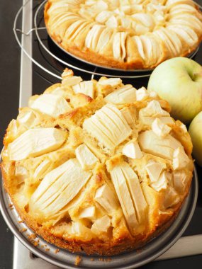 Mutfak masasında lezzetli organik elmalı pasta, sağlıklı yiyecekler, şekersiz konsept, mevsimlik aşçılık.