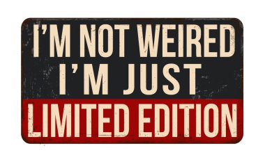 Ben garip değilim. Ben sadece beyaz arka planda sınırlı sayıda üretilmiş paslı metal tabelasıyım.