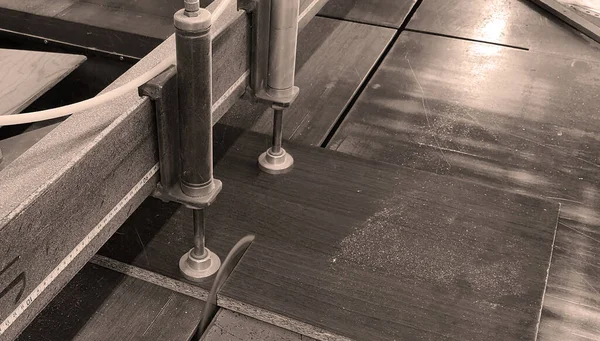 木板に円形ブレード木材工場で工業用ツール — ストック写真