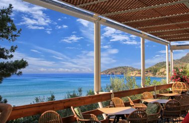 Yunanistan 'ın Samos adasındaki denize bakan bir restoranın terasından hoş bir manzara