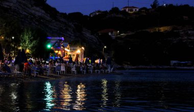 Yunanistan 'ın Samos adasında gece deniz kenarındaki Yunan tavernası