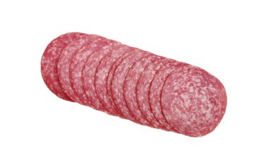 Beyaz arka planda izole edilmiş düzen yaratmak için dilimlenmiş füme salam sosisleri serildi.