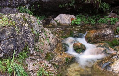 Yunanistan 'ın Litochoro kasabası yakınlarındaki Olimpos Dağı' ndaki Enipez Nehri veya Orlias Boğazı