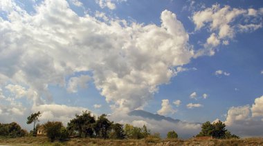 Güzel bulutlu gökyüzünün altında dağları olan sonbahar manzarası