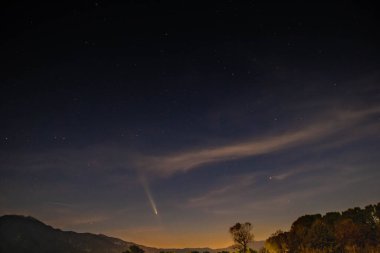 Tsuchinshan-ATLAS kuyrukluyıldızı güneş batmadan hemen önce Yunanistan 'daki Olympus dağının yukarısında