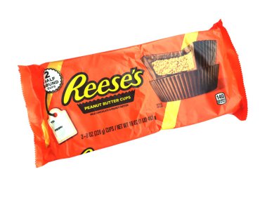 Selanik Yunanistan - 13 Aralık 2024: Reese 's Peanut Butter Cups beyaz arka planda şeker