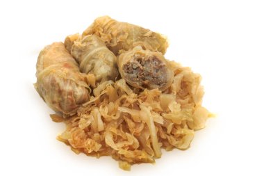 Beyaz arka planda lahana dolması. Et ve pirinçli ev yapımı lahana ruloları. 