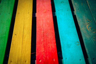 Ahşap arka plan sanat. Yaratıcı renkli duvar kağıdı. Eski ahşap doku geri. Ahşap yüzey çit Panel kurulları ile çok renkli boya, yakın çekim boyalı. Kopya alanı ile geniş yatay görüntü