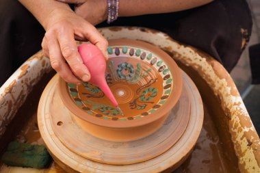 Seramik kaseye resim çizen yetenekli bayan.