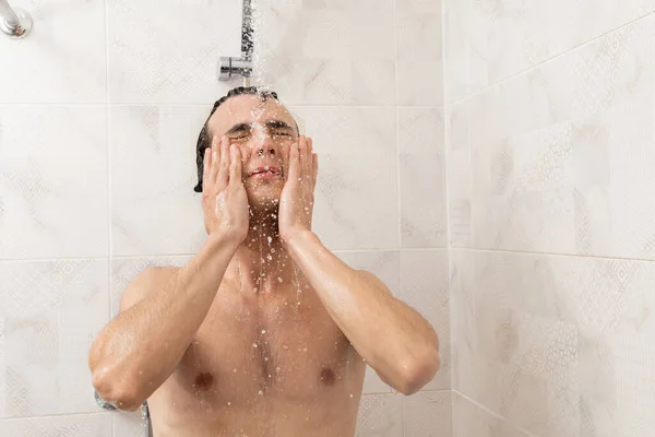 Hombre Está Duchando Gotas Agua Cayendo Sobre Desde Cabezal Ducha — Foto de Stock