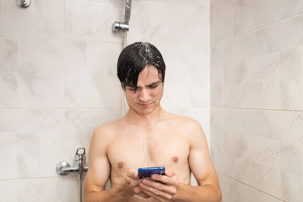 Hombre Toma Una Ducha Con Teléfono Gotas Agua Cayendo Sobre — Foto de Stock