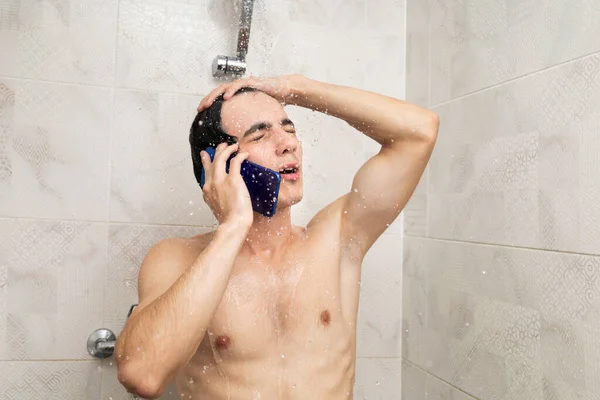 Mann Duscht Mit Seinem Handy Wassertropfen Fallen Vom Duschkopf Auf — Stockfoto