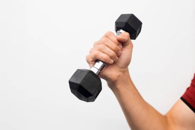 Beyaz arka planda demir bir dambıl tutan bir erkek.