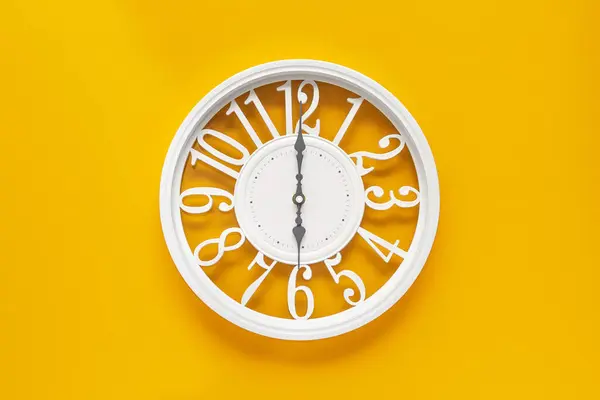 现代的白色时钟 黄墙背景上有一个圆形 时钟上有六点钟 精致的钟 白色和黄色的结合 — 图库照片