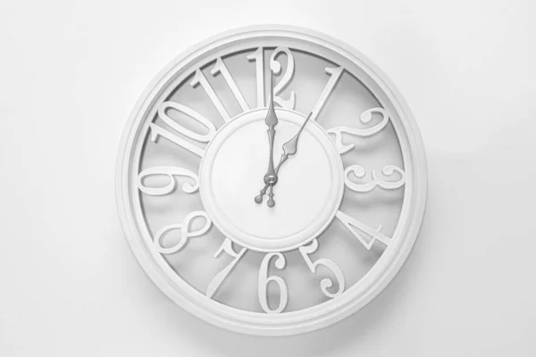 现代的白色钟表 白墙背景上有一个圆圈 时钟一点钟 — 图库照片