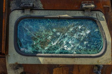 24 Ağustos - Ukrayna Bağımsızlık Günü. Yıkılmış Rus askeri araçlarının kırık penceresinin görüntüsü.