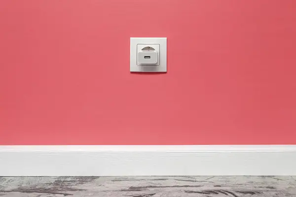 Біла Розетка Встановлена Рожевій Стіні Вставленим Адаптером Телефону Вид Спереду — стокове фото