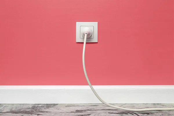 Біла Розетка Встановлена Рожевій Стіні Вставленою Білою Електричною Вилкою Вид — стокове фото