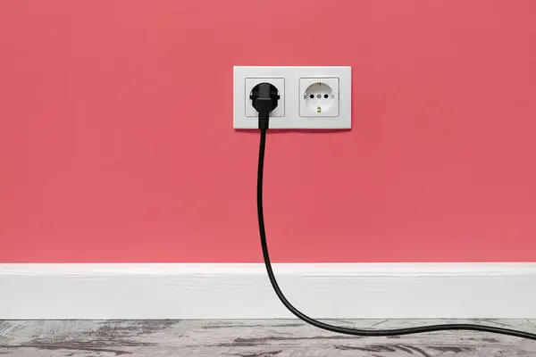 Біла Подвійна Розетка Встановлена Рожевій Стіні Вставленою Чорною Електричною Вилкою — стокове фото
