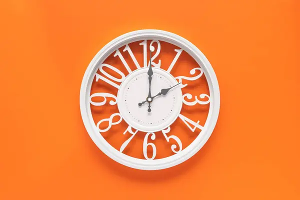 Moderno Orologio Bianco Con Cerchio Uno Sfondo Parete Arancione Ore — Foto Stock