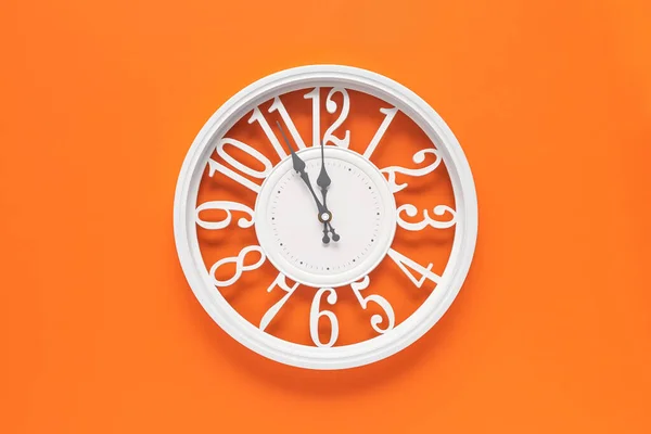 Moderno Orologio Bianco Con Cerchio Uno Sfondo Parete Arancione Cinque — Foto Stock