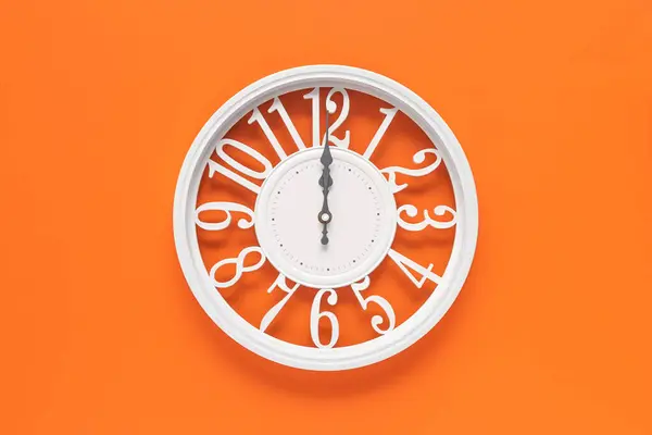 Reloj Blanco Moderno Con Círculo Sobre Fondo Pared Naranja Las —  Fotos de Stock