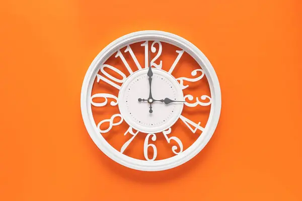 Moderno Orologio Bianco Con Cerchio Uno Sfondo Parete Arancione Ore — Foto Stock