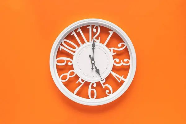 Moderno Orologio Bianco Con Cerchio Uno Sfondo Parete Arancione Cinque — Foto Stock