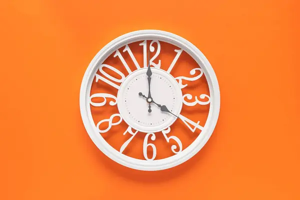 Moderno Orologio Bianco Con Cerchio Uno Sfondo Parete Arancione Quattro — Foto Stock