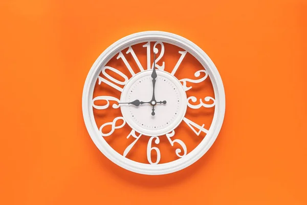 Moderno Orologio Bianco Con Cerchio Uno Sfondo Parete Arancione Nove — Foto Stock
