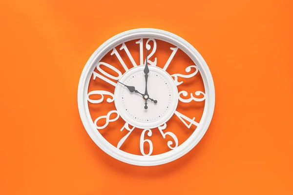 Moderno Orologio Bianco Con Cerchio Uno Sfondo Arancione Parete Dieci — Foto Stock