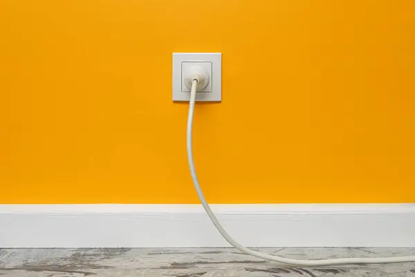 Біла Розетка Встановлена Жовтій Стіні Вставленою Білою Електричною Вилкою Вид — стокове фото