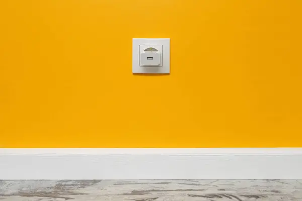 Біла Розетка Встановлена Жовтій Стіні Вставленим Адаптером Телефону Вид Спереду — стокове фото