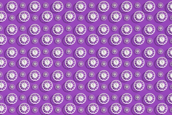 モダンな装飾とデザインに最適なリッチな紫色のキャンバスに配置された洗練された白い時計を備えた現代的なパターン — ストック写真