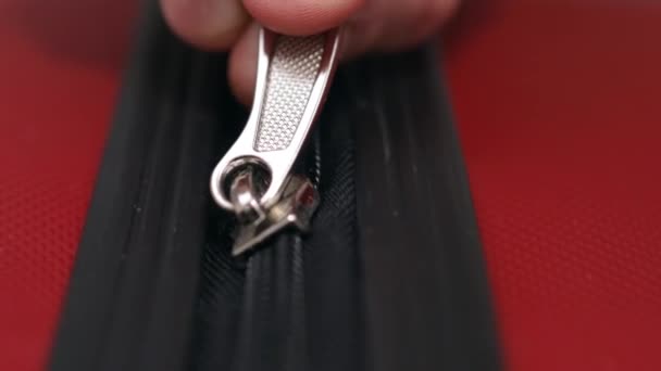Geschicktes Entriegeln Eines Schwarzen Reißverschlusses Einem Roten Koffer Nahaufnahme Ein — Stockvideo