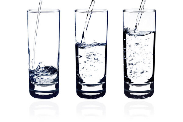 Последовательность выливания чистой воды в три высоких стакана на белом фоне.