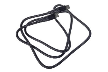 USB-C 'den USB-C' ye örülmüş kablo beyaz bir arkaplanda sarılı ve izole edilmiş.