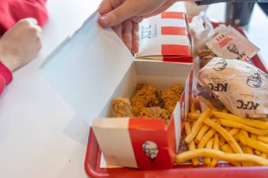 31 Ocak 2024 'te Kyiv' de bir restoranda patates kızartması ile birlikte bir KFC tavuk yemeği kutusu açılır.