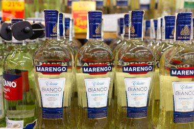 Bir sıra Marengo Bianco Bianco Vermouth şişesi 31 Ocak 'ta bir mağaza rafında sergilendi.