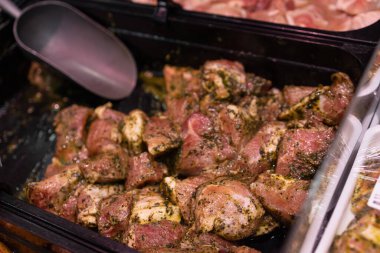 Baharatlı domuz tasması otlarla tatlandırılmış, shashlik için hazır, et tezgahında sergileniyor..