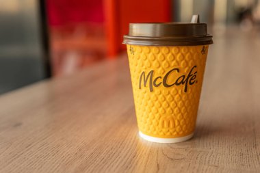 McDonald 's' dan bir McCaf kahve fincanının yakın çekimi, 31 Ocak 2024 'te Kyiv' deki bir şubede ahşap bir masada sergilendi.