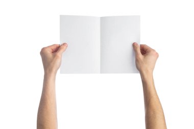 İki el, fotokopi alanının olduğu boş bir broşür sunuyor..