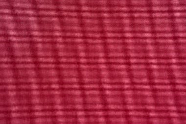 Kırmızı tül kumaş dokusunun ayrıntılı görünümü.