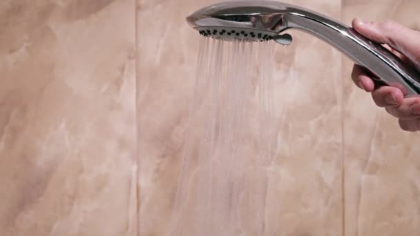 Zbliżenie Ręki Trzymającej Głowicę Prysznicową Wypływającą Wodą Następnie Wyłączającej — Wideo stockowe