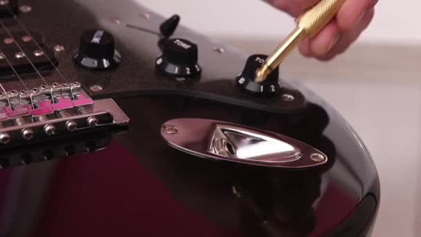 Zbliżenie Ręki Wkładającej Kabel Audio Gniazda Gitary Elektrycznej — Wideo stockowe