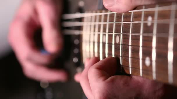 Крупный План Пальцев Гитариста Играющего Ловко Перемещающегося Грифу Электрогитары — стоковое видео