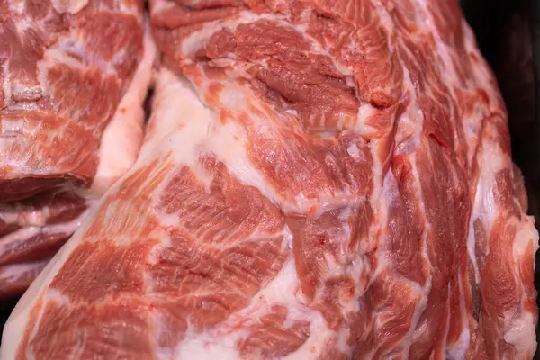 Primer Plano Carne Cerdo Fresca Cruda Exhibida Una Carnicería Destacando Imágenes De Stock Sin Royalties Gratis